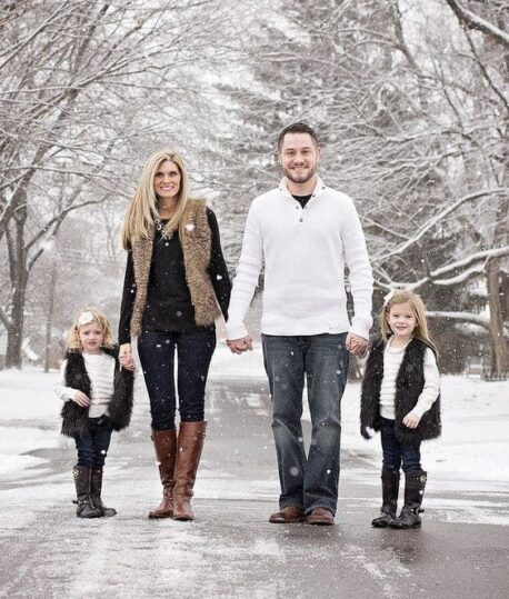 10 Coordinating Winter and Holiday Photo Ideas For The Whole Family